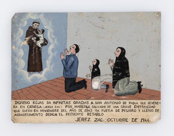 Three figures kneel on a red-tiled floor in front of a man wearing a monk’s habit and holding a child, both of whom emerge from a blue wall. Text in Spanish describing a miracle performed by Saint Anthony of Padua is written in black letters at the bottom.